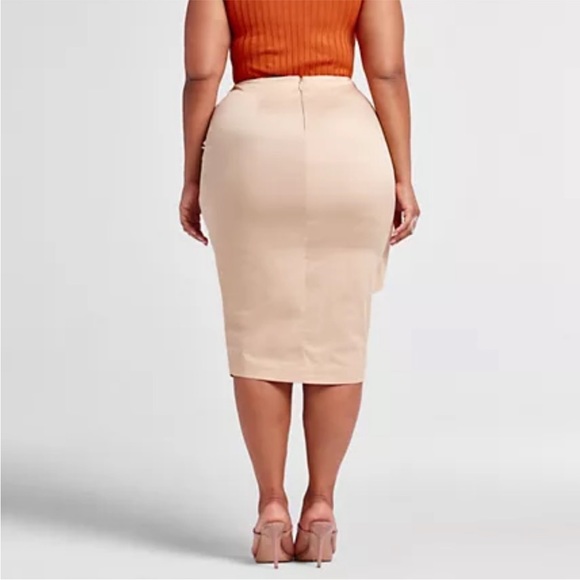 Front Tie Skirt. Needs to be ironed or steamed - Picture 3 of 5